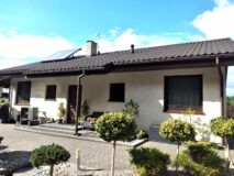 Urokliwy dom w okolicy lasów